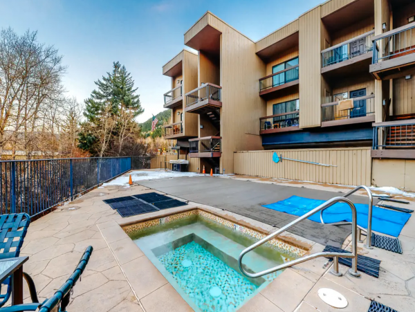 Avon Contemporary Condo Quick drive to lifts