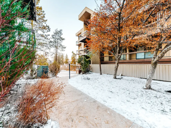 Avon Contemporary Condo Quick drive to lifts