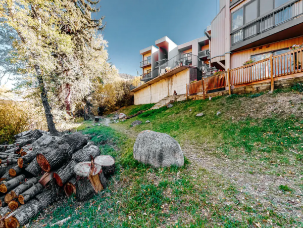 Avon Contemporary Condo Quick drive to lifts