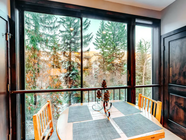 Avon Contemporary Condo Quick drive to lifts