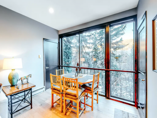 Avon Contemporary Condo Quick drive to lifts
