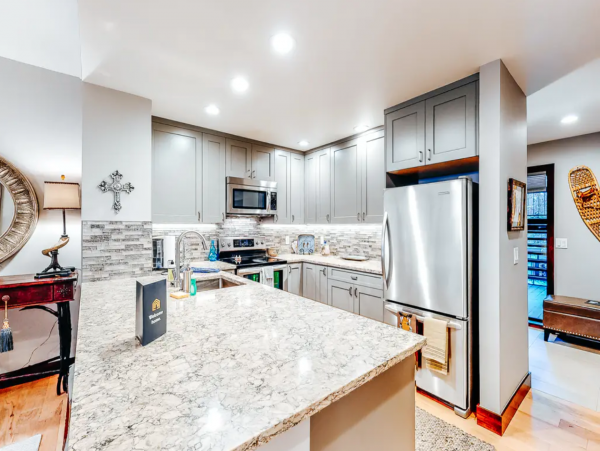 Avon Contemporary Condo Quick drive to lifts