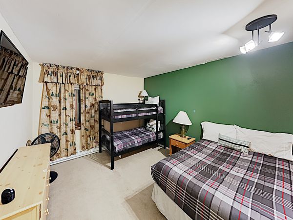 Nottingham Lake Vacation Condo in AVon Walk to Shuttle Stop