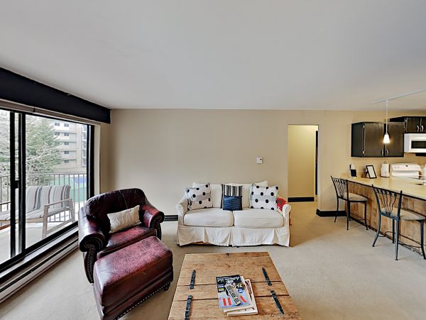 Nottingham Lake Vacation Condo in AVon Walk to Shuttle Stop