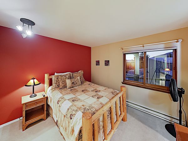 Nottingham Lake Vacation Condo in AVon Walk to Shuttle Stop