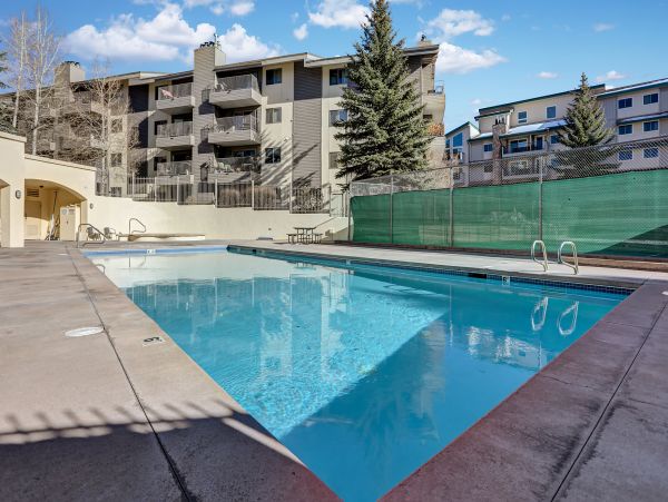 Nottingham Lake Vacation Condo in AVon Walk to Shuttle Stop