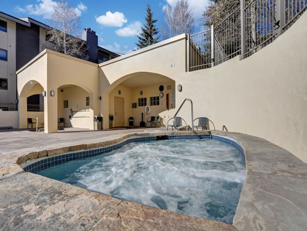 Nottingham Lake Vacation Condo in AVon Walk to Shuttle Stop