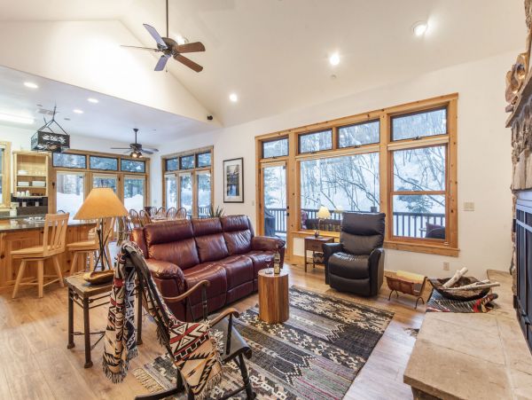 Beautiful Three Bedroom Cabin in Sundance 5 Min Walk from Resort