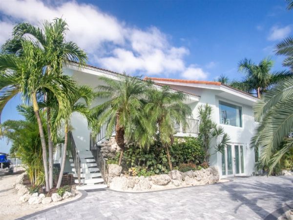 Four Bedroom Family Home in Sombrero Beach with Pool & Dock
