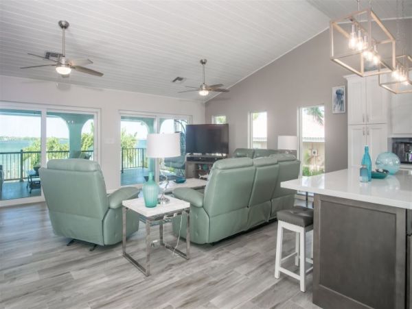 Four Bedroom Family Home in Sombrero Beach with Pool & Dock