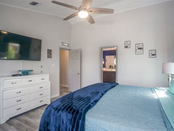 Four Bedroom Family Home in Sombrero Beach with Pool & Dock