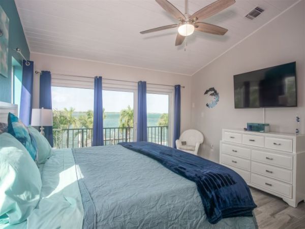 Four Bedroom Family Home in Sombrero Beach with Pool & Dock