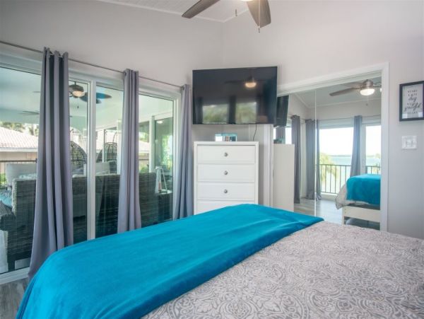 Four Bedroom Family Home in Sombrero Beach with Pool & Dock