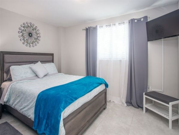 Four Bedroom Family Home in Sombrero Beach with Pool & Dock
