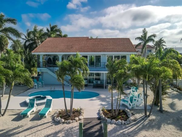 Four Bedroom Family Home in Sombrero Beach with Pool & Dock