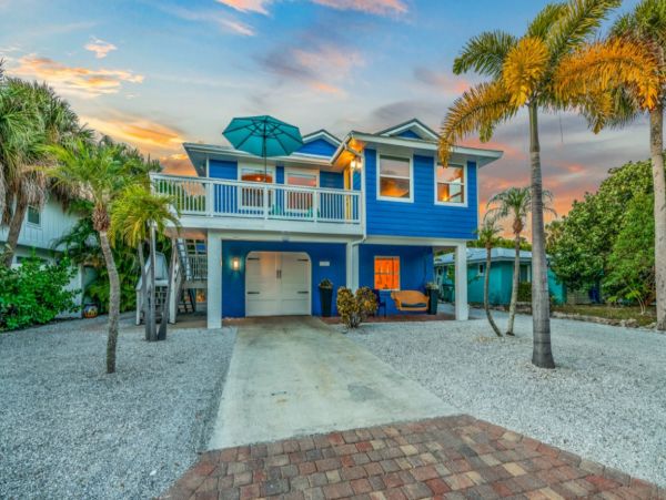 Holmes Beach Charming Vacation Home Just Steps to the Beach