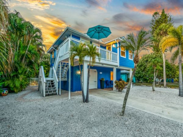 Holmes Beach Charming Vacation Home Just Steps to the Beach