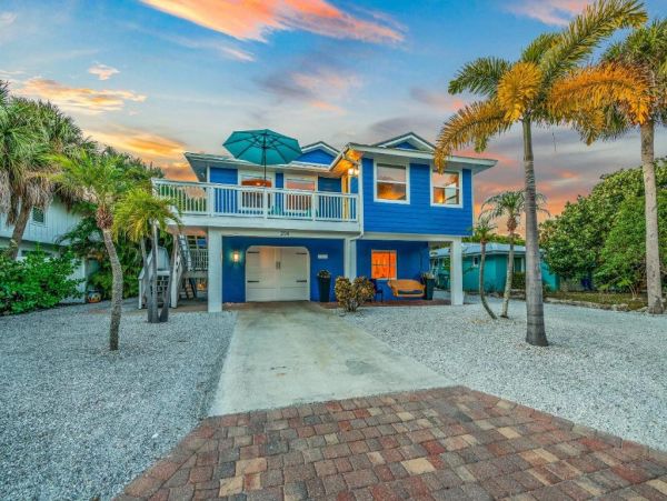 Holmes Beach Charming Vacation Home Just Steps to the Beach