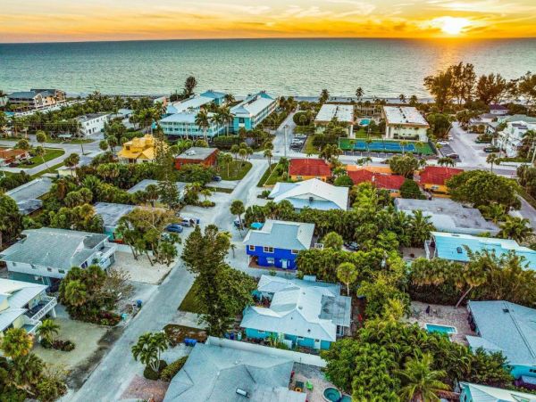 Holmes Beach Charming Vacation Home Just Steps to the Beach