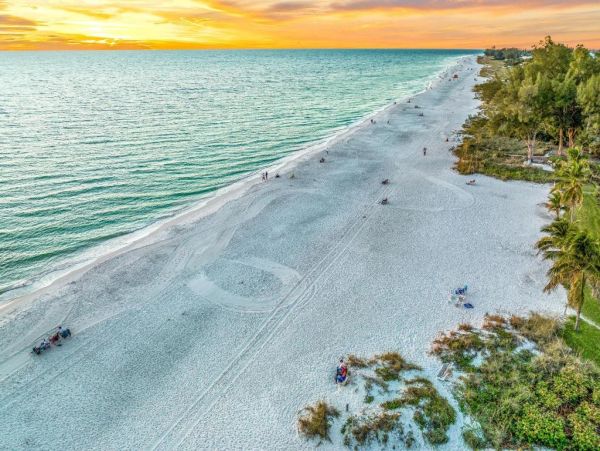 Holmes Beach Charming Vacation Home Just Steps to the Beach