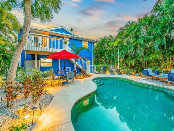 Holmes Beach Charming Vacation Home Just Steps to the Beach