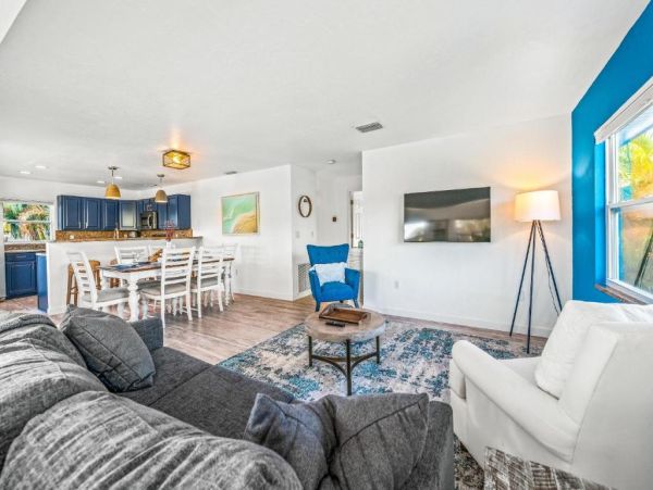 Holmes Beach Charming Vacation Home Just Steps to the Beach