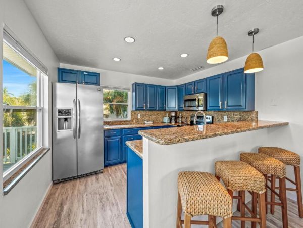 Holmes Beach Charming Vacation Home Just Steps to the Beach