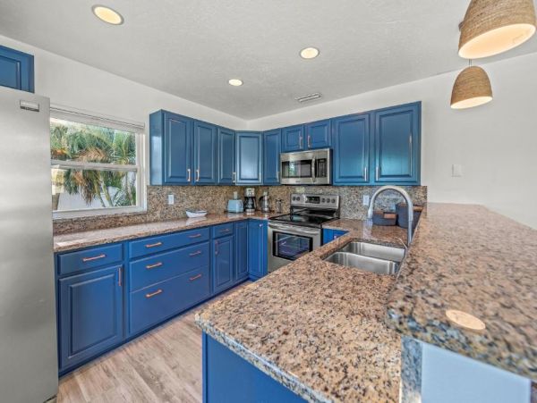 Holmes Beach Charming Vacation Home Just Steps to the Beach