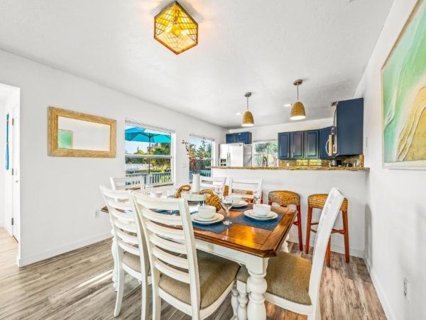 Holmes Beach Charming Vacation Home Just Steps to the Beach
