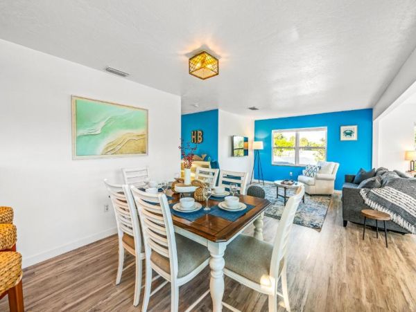 Holmes Beach Charming Vacation Home Just Steps to the Beach
