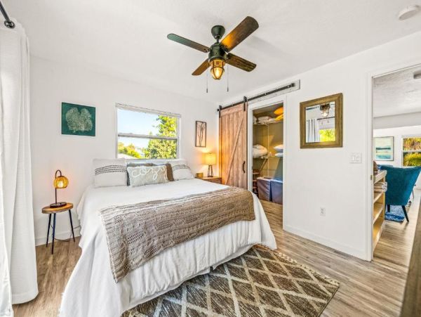 Holmes Beach Charming Vacation Home Just Steps to the Beach