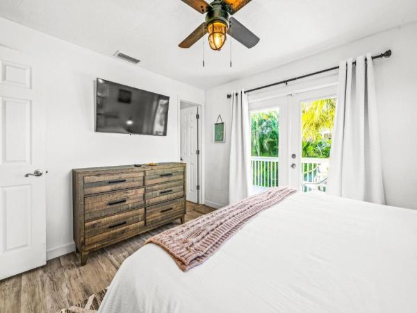 Holmes Beach Charming Vacation Home Just Steps to the Beach