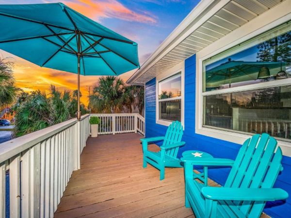Holmes Beach Charming Vacation Home Just Steps to the Beach