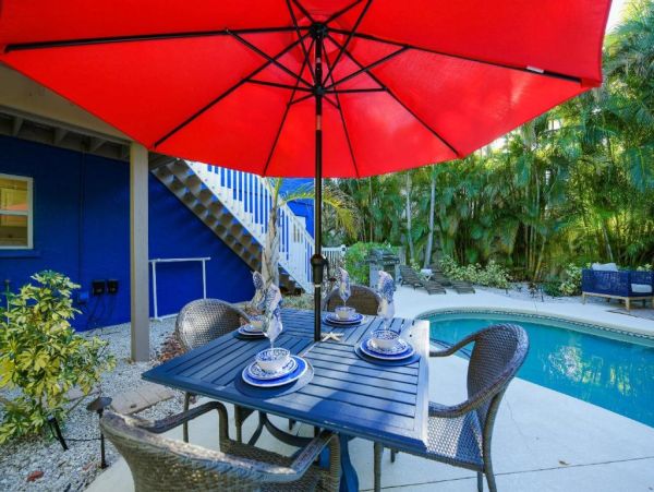 Holmes Beach Charming Vacation Home Just Steps to the Beach
