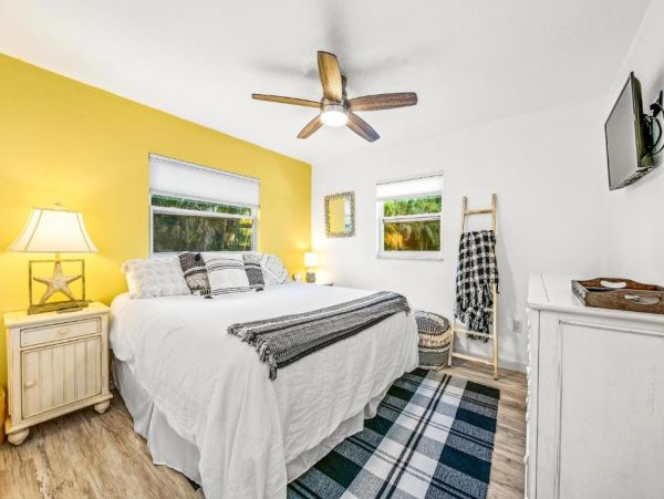 Holmes Beach Charming Vacation Home Just Steps to the Beach
