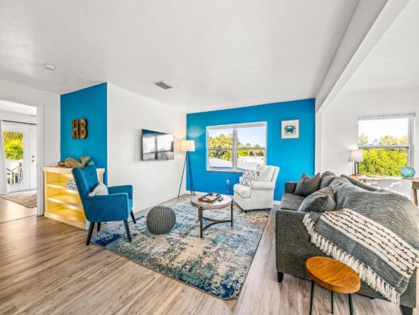 Holmes Beach Charming Vacation Home Just Steps to the Beach