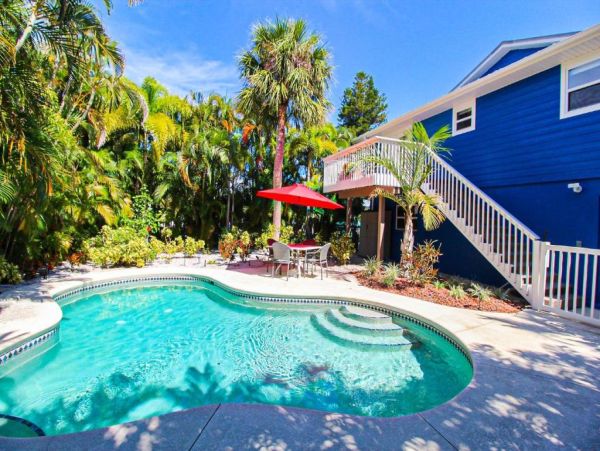 Holmes Beach Charming Vacation Home Just Steps to the Beach