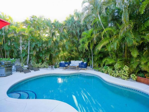 Holmes Beach Charming Vacation Home Just Steps to the Beach