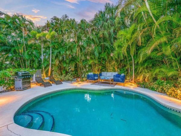 Holmes Beach Charming Vacation Home Just Steps to the Beach