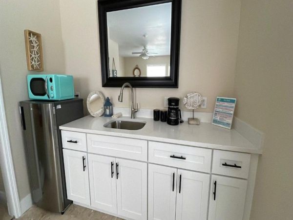 Holmes Beach Charming Vacation Home Just Steps to the Beach