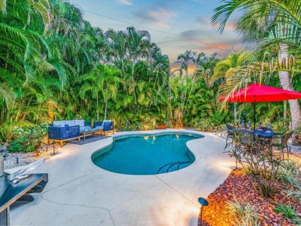 Holmes Beach Charming Vacation Home Just Steps to the Beach