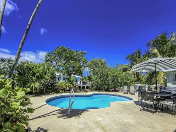 Four Bedroom House in the Middle of Marathon with Private Pool
