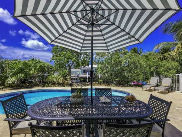 Four Bedroom House in the Middle of Marathon with Private Pool
