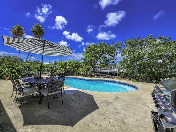 Four Bedroom House in the Middle of Marathon with Private Pool