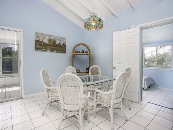 Four Bedroom House in the Middle of Marathon with Private Pool