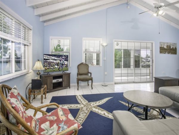 Four Bedroom House in the Middle of Marathon with Private Pool