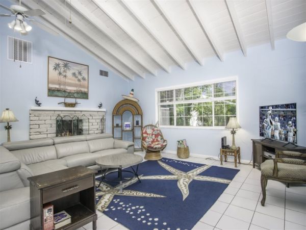 Four Bedroom House in the Middle of Marathon with Private Pool