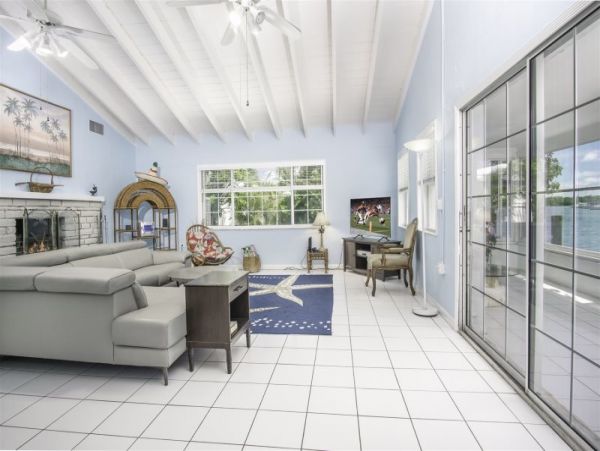 Four Bedroom House in the Middle of Marathon with Private Pool
