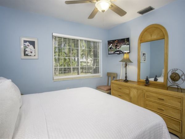 Four Bedroom House in the Middle of Marathon with Private Pool