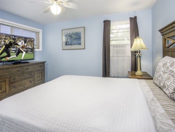 Four Bedroom House in the Middle of Marathon with Private Pool